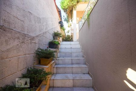 Casa à venda com 182m², 3 quartos e 2 vagas Casa à venda com 182m², 3 quartos e 2 vagasEscada