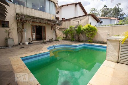 Casa à venda com 380m², 5 quartos e 5 vagas Casa à venda com 380m², 5 quartos e 5 vagasPiscina