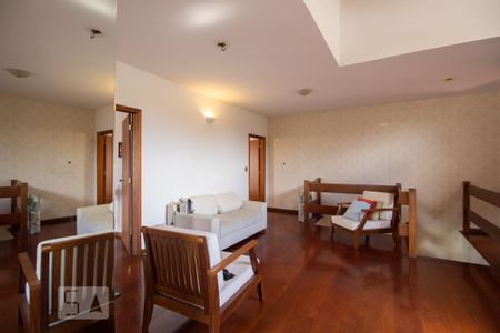 Casa à venda com 380m², 5 quartos e 5 vagas Casa à venda com 380m², 5 quartos e 5 vagasHall dos Quartos