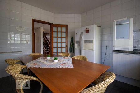 Casa à venda com 380m², 5 quartos e 5 vagas Casa à venda com 380m², 5 quartos e 5 vagasCozinha