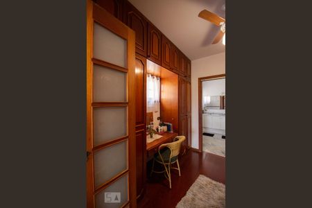 Casa à venda com 380m², 5 quartos e 5 vagas Casa à venda com 380m², 5 quartos e 5 vagasCloset