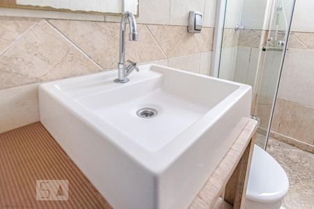 Banheiro de kitnet/studio para alugar com 1 quarto, 28m² em São Francisco, Curitiba