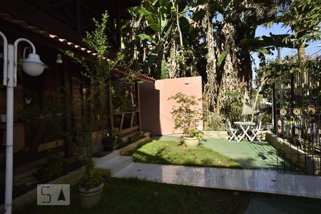 Casa de condomínio à venda com 250m², 3 quartos e 1 vagaÁrea externa