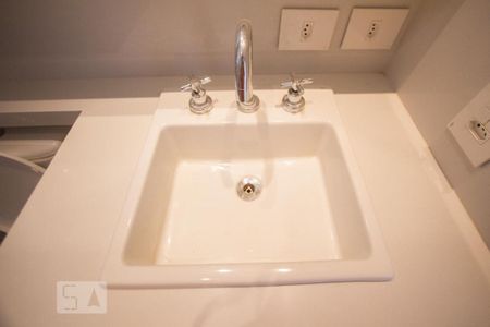 Apartamento para alugar com 70m², 2 quartos e 2 vagasDetalhe Banheiro