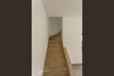 Escada de casa para alugar com 2 quartos, 88m² em Água Branca, São Paulo