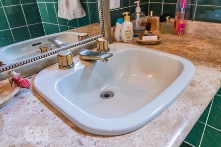 Casa de condomínio à venda com 350m², 4 quartos e 2 vagasDetalhe do Banheiro Social