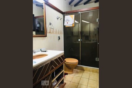 Banheiro de casa à venda com 5 quartos, 316m² em Vila Assunção, Porto Alegre