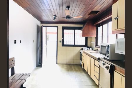 Casa à venda com 316m², 5 quartos e 6 vagas Casa à venda com 316m², 5 quartos e 6 vagasCozinha