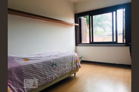 Casa à venda com 316m², 5 quartos e 6 vagas Casa à venda com 316m², 5 quartos e 6 vagasQuarto