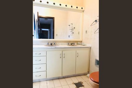 Casa à venda com 316m², 5 quartos e 6 vagas Casa à venda com 316m², 5 quartos e 6 vagasBanheiro