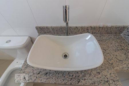 Casa à venda com 180m², 3 quartos e 5 vagasBanheiro da suíte detalhe