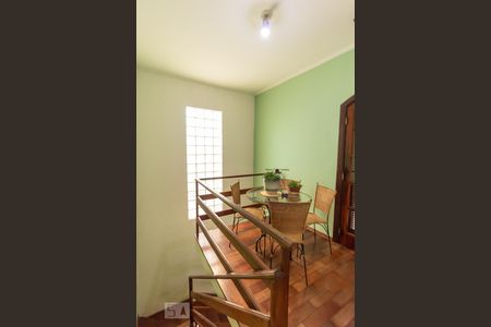 Casa à venda com 270m², 4 quartos e 3 vagasEscada