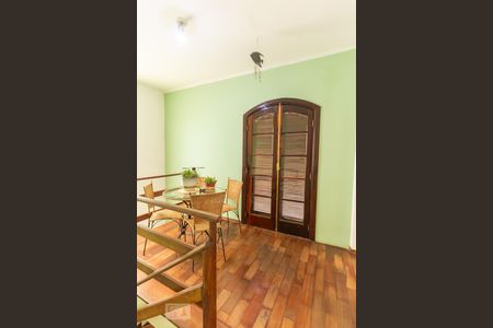 Casa à venda com 270m², 4 quartos e 3 vagasEscada