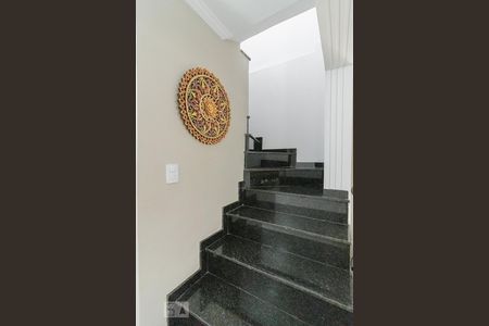 Casa à venda com 160m², 3 quartos e 2 vagasEscada