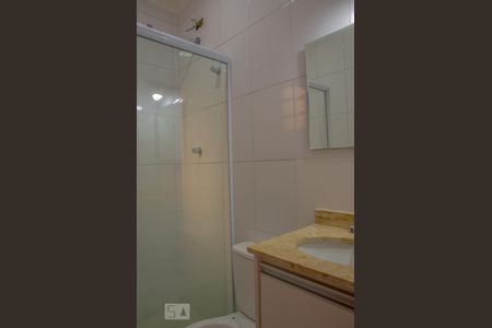 Banheiro da Suíte 1 de casa de condomínio para alugar com 2 quartos, 70m² em Vila Pereira Cerca, São Paulo