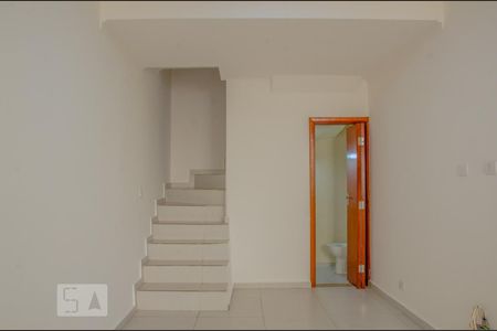 Sala de casa de condomínio para alugar com 2 quartos, 70m² em Vila Pereira Cerca, São Paulo