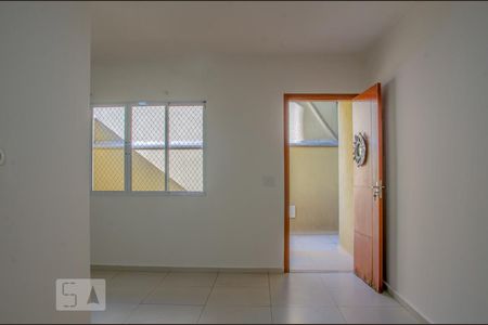 Sala de casa de condomínio para alugar com 2 quartos, 70m² em Vila Pereira Cerca, São Paulo