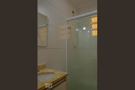 Banheiro da Suíte 2 de casa de condomínio para alugar com 2 quartos, 70m² em Vila Pereira Cerca, São Paulo