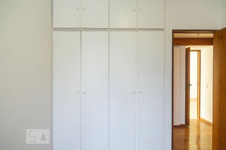 Apartamento para alugar com 100m², 3 quartos e 1 vaga Apartamento para alugar com 100m², 3 quartos e 1 vagaArmário do Quarto 2