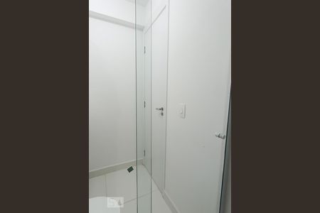 Banheiro social de apartamento para alugar com 1 quarto, 49m² em Alphaville Empresarial, Barueri