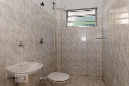 Banheiro de casa para alugar com 1 quarto, 45m² em Vila Santa Virginia, São Paulo