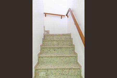 Casa para alugar com 154m², 3 quartos e 2 vagasEscada 