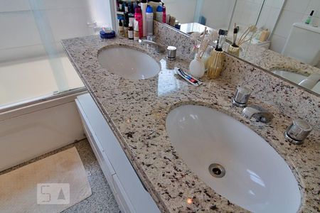 Apartamento à venda com 119m², 2 quartos e 3 vagasBanheiro da Suíte 1