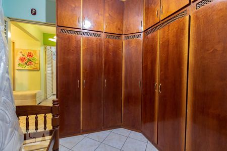 Casa à venda com 320m², 4 quartos e 2 vagas Casa à venda com 320m², 4 quartos e 2 vagasQuarto