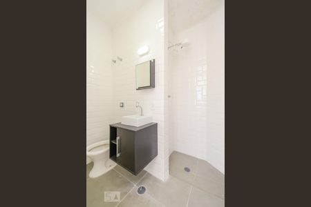 Banheiro de kitnet/studio para alugar com 1 quarto, 28m² em Bela Vista, São Paulo