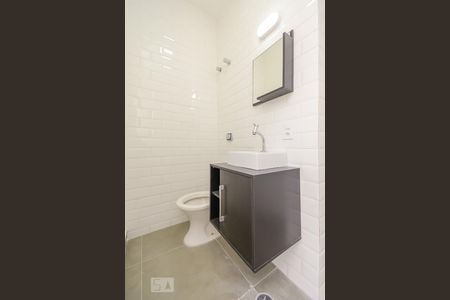 Banheiro de kitnet/studio para alugar com 1 quarto, 28m² em Bela Vista, São Paulo