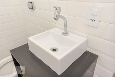 Banheiro de kitnet/studio para alugar com 1 quarto, 28m² em Bela Vista, São Paulo