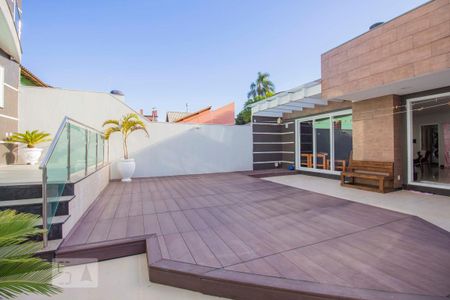 Casa à venda com 362m², 4 quartos e 5 vagasFundos