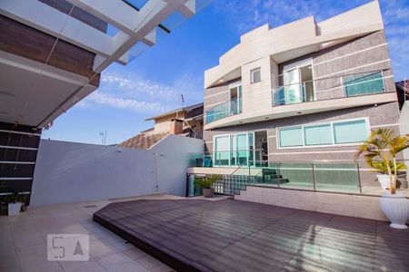 Casa à venda com 362m², 4 quartos e 5 vagasFundos