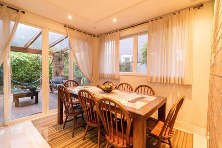 Casa de condomínio à venda com 320m², 4 quartos e 4 vagas Casa de condomínio à venda com 320m², 4 quartos e 4 vagasSala de Jantar