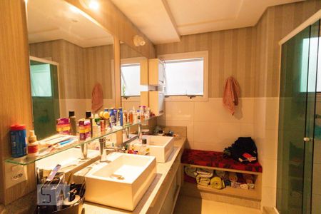 Casa de condomínio à venda com 320m², 4 quartos e 4 vagas Casa de condomínio à venda com 320m², 4 quartos e 4 vagasSuíte 2