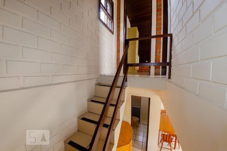 Casa para alugar com 85m², 2 quartos e 1 vagaEscada