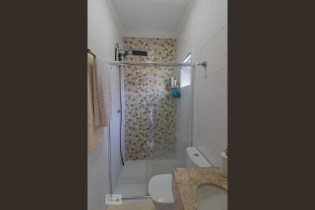 Banheiro da Suíte 1 de casa de condomínio para alugar com 2 quartos, 60m² em Chora Menino, São Paulo