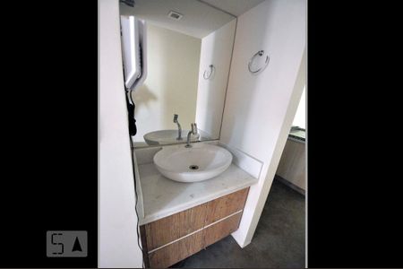 Lavabo com Espelho  de kitnet/studio para alugar com 1 quarto, 26m² em Vila Indiana, São Paulo