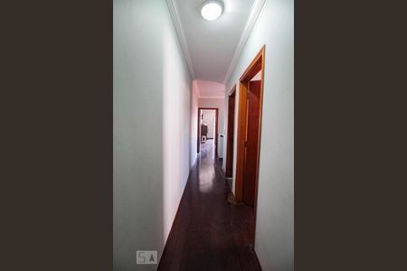 Casa à venda com 262m², 4 quartos e 3 vagas Casa à venda com 262m², 4 quartos e 3 vagascorredor