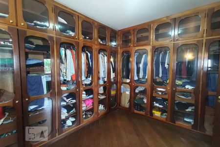 Casa à venda com 580m², 4 quartos e 1 vaga Casa à venda com 580m², 4 quartos e 1 vagaCloset - Suíte