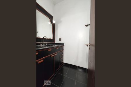 Casa à venda com 580m², 4 quartos e 1 vaga Casa à venda com 580m², 4 quartos e 1 vagaBanheiro da Suíte