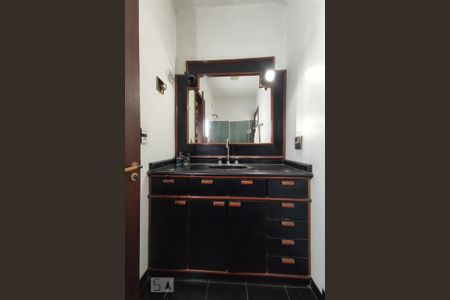 Casa à venda com 580m², 4 quartos e 1 vaga Casa à venda com 580m², 4 quartos e 1 vagaBanheiro da Suíte