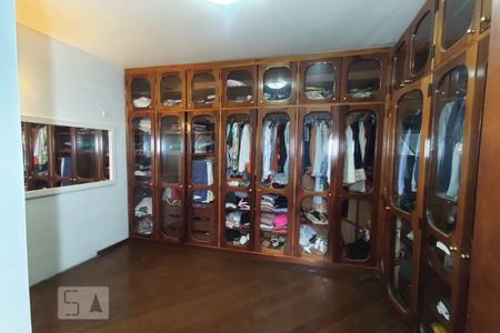 Casa à venda com 580m², 4 quartos e 1 vaga Casa à venda com 580m², 4 quartos e 1 vagaCloset - Suíte