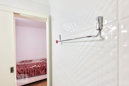 Banheiro de apartamento à venda com 1 quarto, 37m² em Bela Vista, Porto Alegre