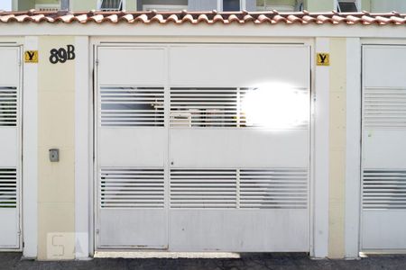 Casa à venda com 102m², 3 quartos e 2 vagas Casa à venda com 102m², 3 quartos e 2 vagasFachada