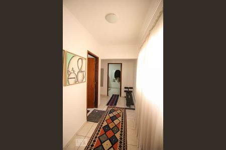Corredor de casa à venda com 4 quartos, 250m² em Vila Cavaton, São Paulo