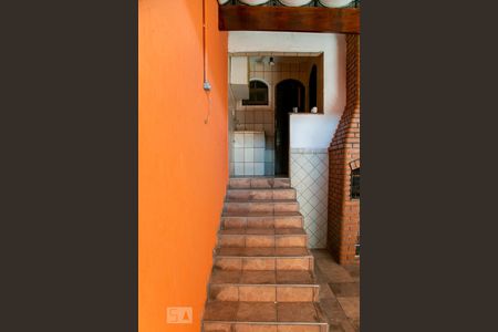 Casa para alugar com 150m², 2 quartos e 2 vagasEscada para edícula 