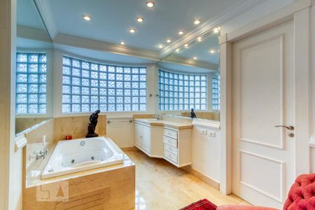 Apartamento à venda com 392m², 4 quartos e 5 vagasBanheira da Suíte 4