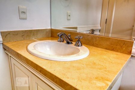 Apartamento à venda com 392m², 4 quartos e 5 vagasBanheiro da Suíte 3