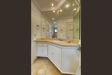 Apartamento à venda com 392m², 4 quartos e 5 vagasBanheiro 1 da Suíte 4